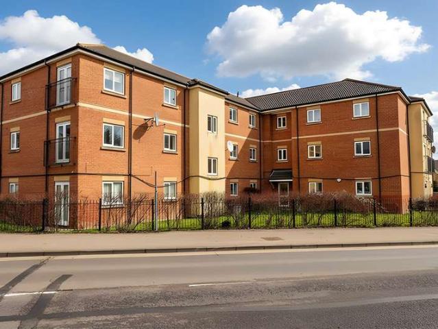 Flat for sale in Laindon, Essex