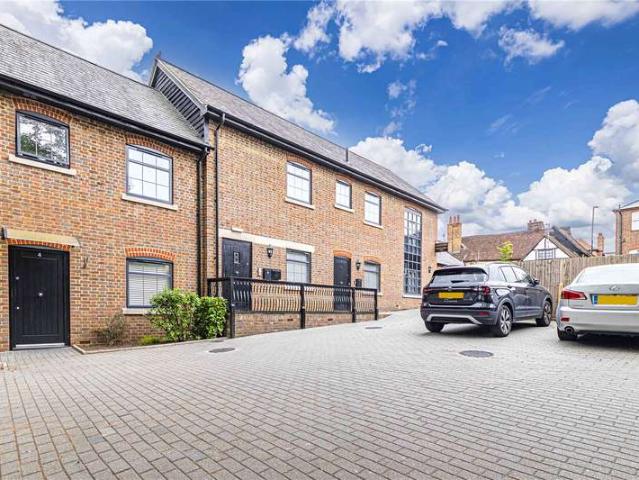 Flat for sale in Kings Langley, Dacorum