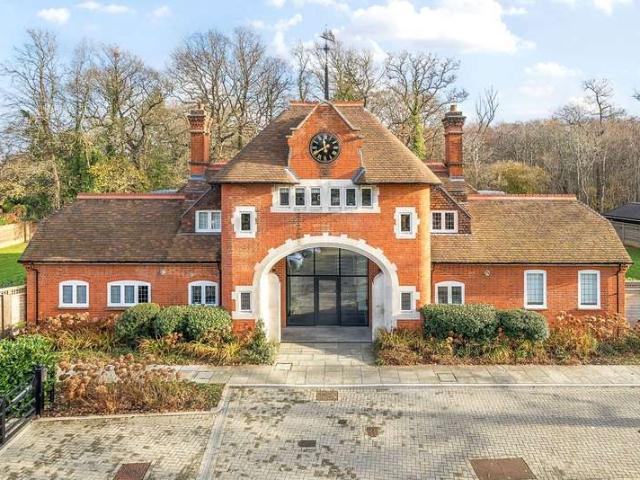 Flat for sale in Woking, Surrey