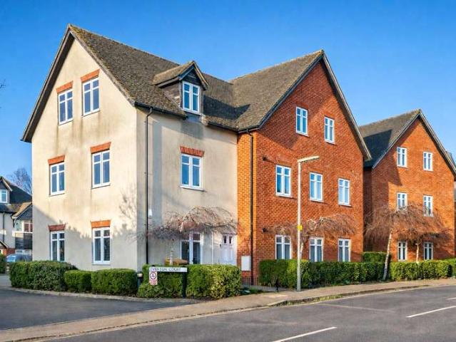 Flat for sale in Westborough, Surrey