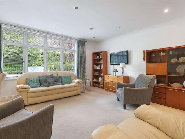 Flat for sale in Red Hill, Surrey