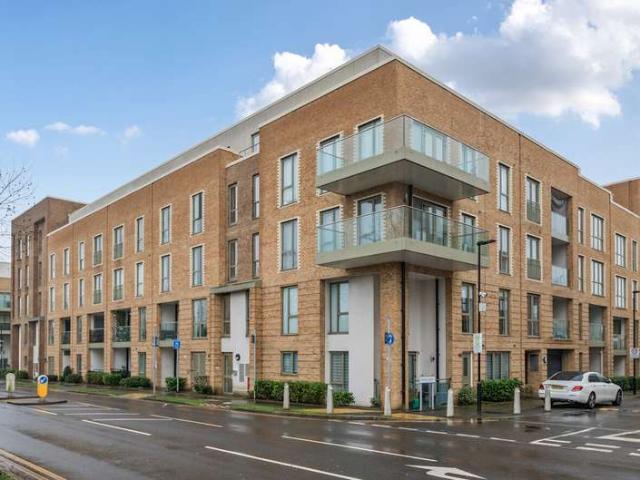 Flat for sale in Mill Hill, Greater London