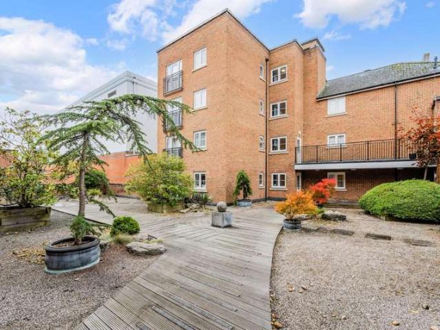Flat for sale in Woodcote, Epsom