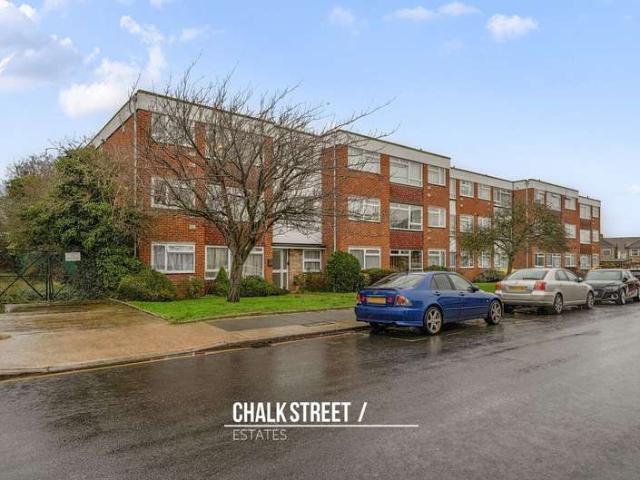 Flat for sale in Hornchurch, Greater London