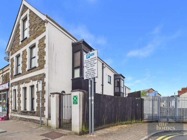 Flat for sale in Plasnewydd, Falcon Lodge