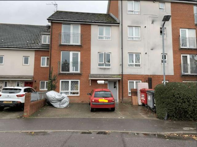 Flat for sale in Slough