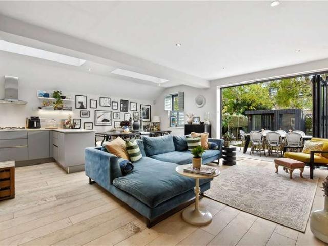 Flat for sale in Brondesbury, Greater London
