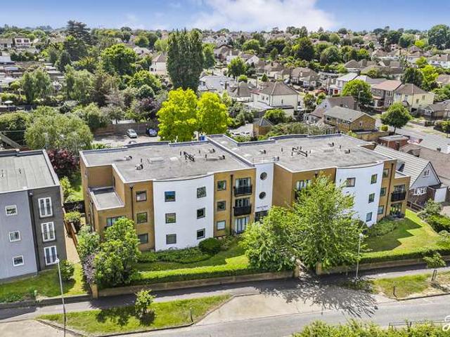 Flat for sale in Alton Barnes, Essex