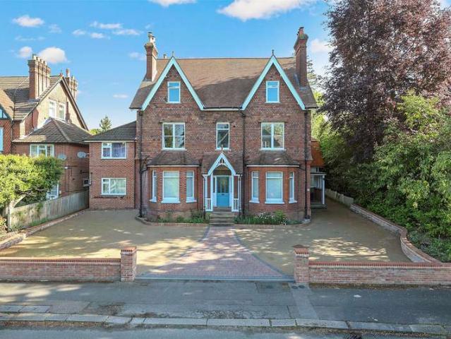 Flat for sale in Red Hill, Surrey