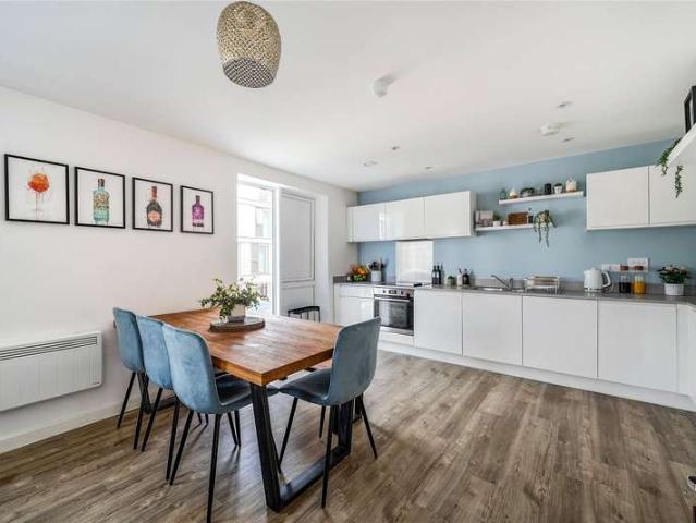 Flat for sale in Ashley Park, Surrey