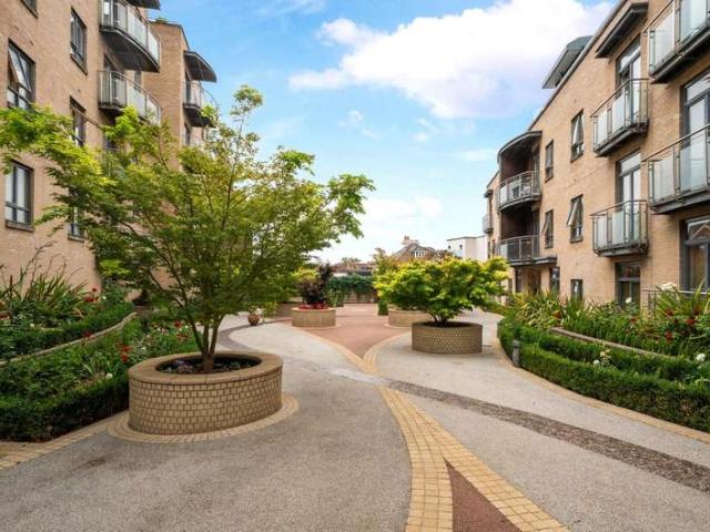 Flat for sale in Charlotteville, Guildford