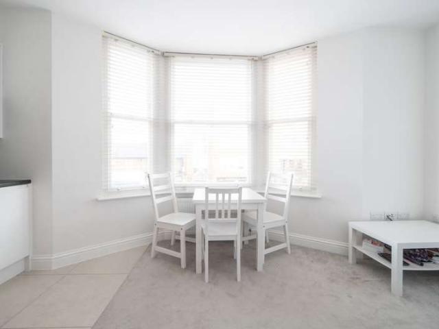 Flat for sale in Shepherd's Bush, Greater London