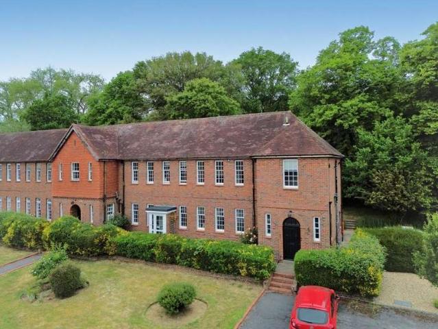 Flat for sale in Fole, Surrey