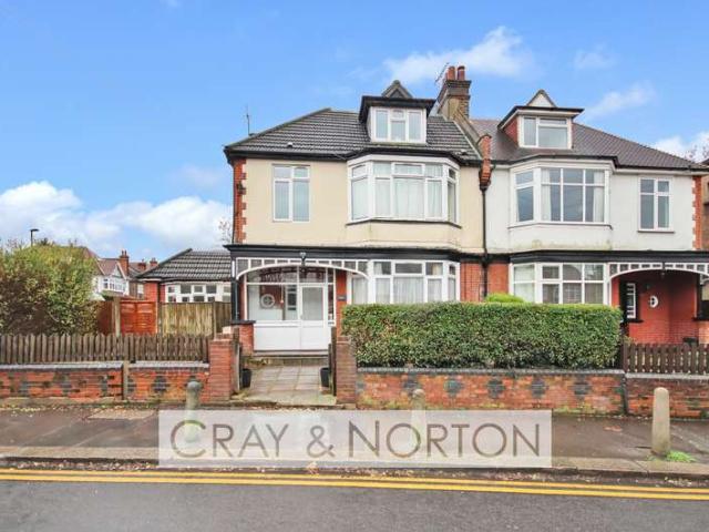 Flat for sale in London Borough of Croydon, Addiscombe