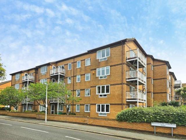 Flat for sale in Holland-on-Sea, Dale Hill