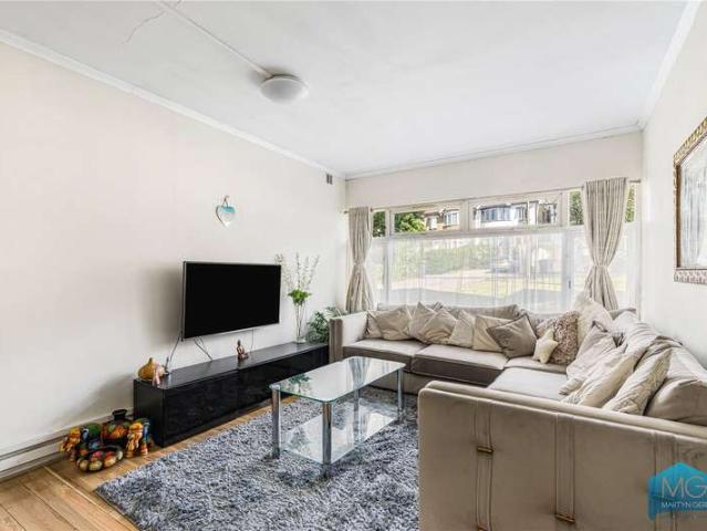 Flat for sale in West Finchley, Greater London