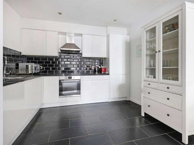 Flat for sale in Rose Hill, Pachesham Park
