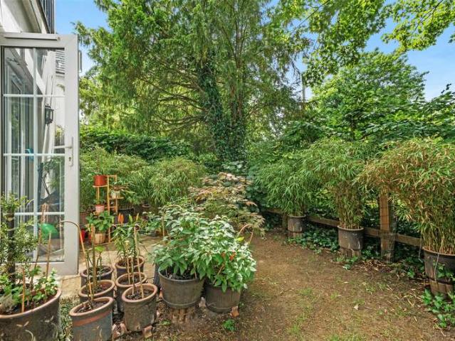 Flat for sale in Red Hill, Surrey