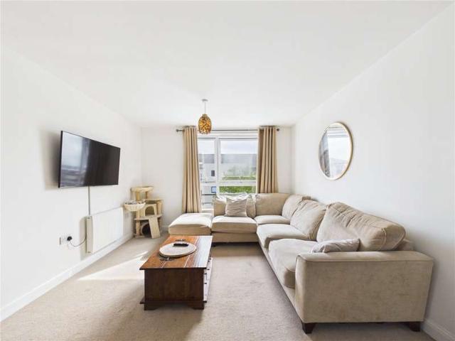 Flat for sale in Kingswood