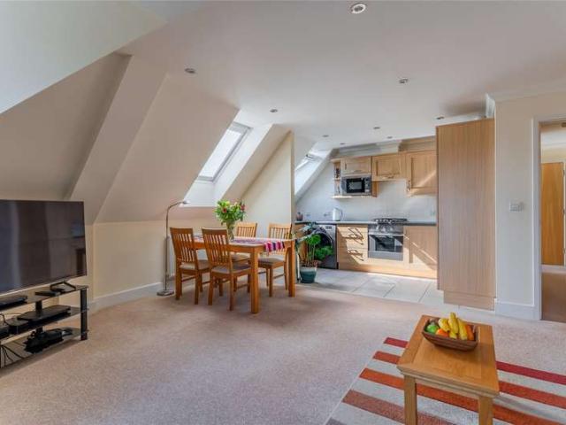 Flat for sale in Woodhatch, Red Hill