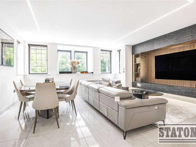 Flat for sale in Cockfosters, Greater London