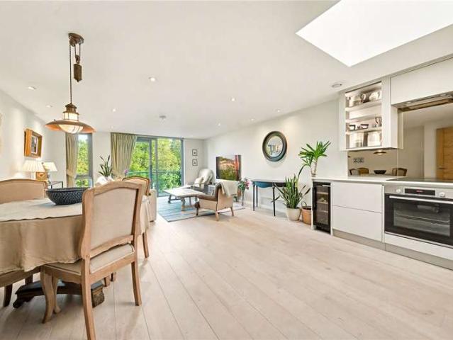 Flat for sale in Highbury, Greater London