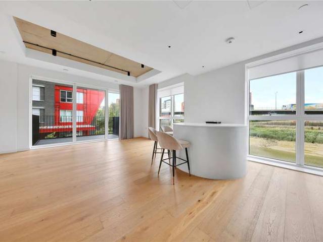 Flat for sale in Goodluck Hope, Greater London