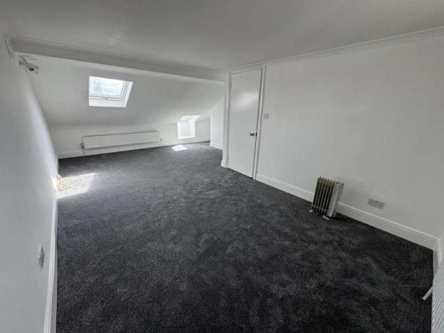 Flat for rent in Loxford, Seven Kings