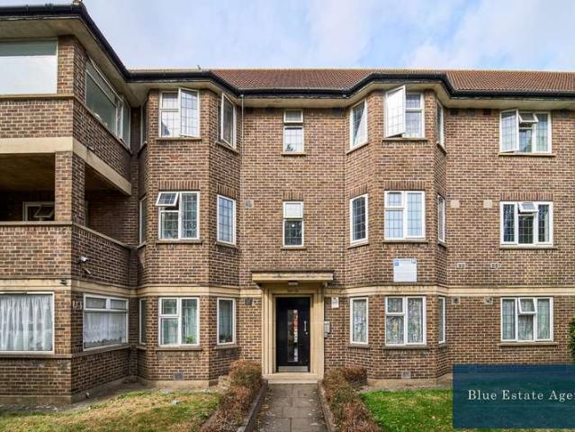Flat for sale in Beavers, Greater London