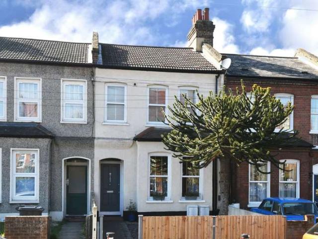 Flat for sale in London Borough of Lewisham, Bell Green
