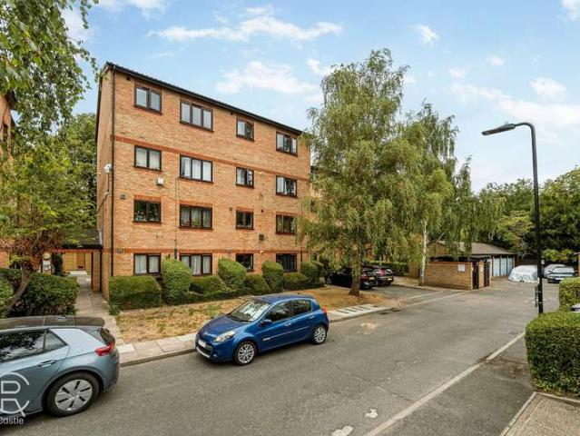 Flat for sale in London Borough of Ealing, Hanwell