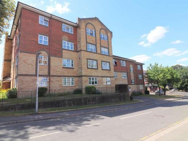 Flat for sale in Spring Park, Luton