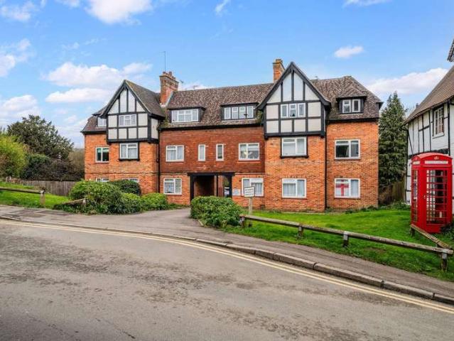 Flat for sale in Oxted, Hillview
