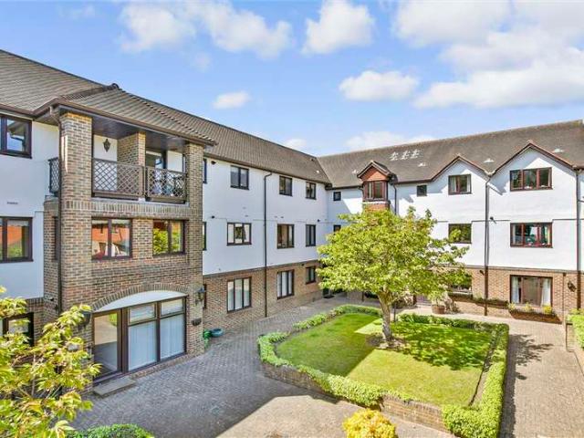 Flat for sale in Red Hill, Surrey
