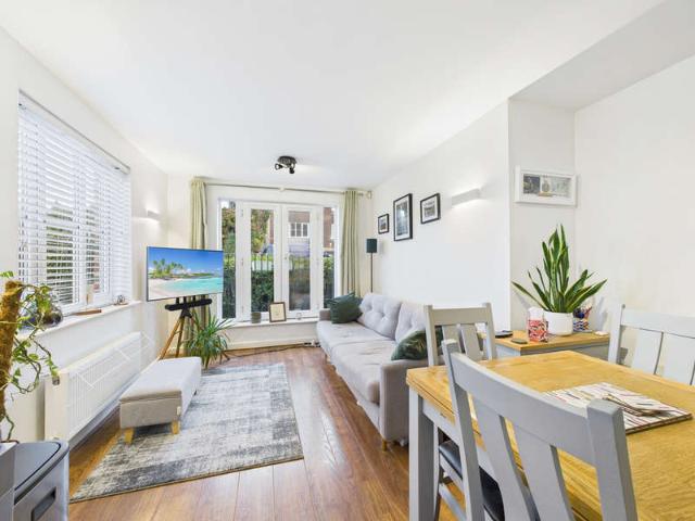 Flat for sale in Horsham, West Sussex