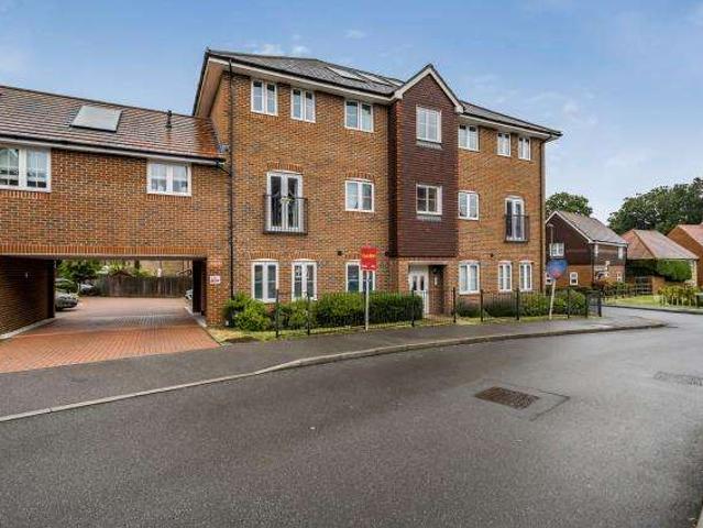 Flat for sale in Heol-las, Surrey
