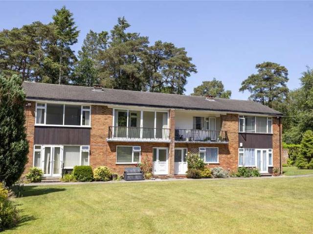 Flat for sale in Fole, Surrey
