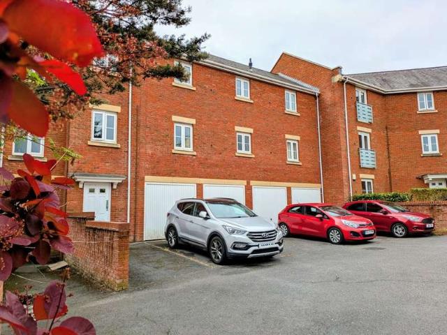 Flat for sale in Digby, Watergate