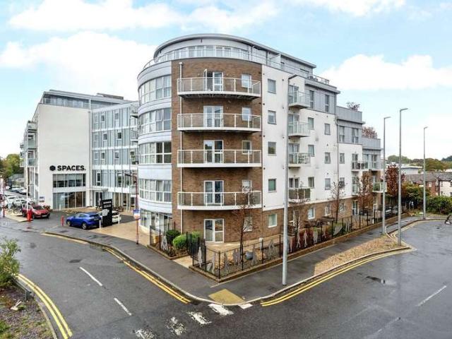 Flat for sale in Guildford Park, Guildford
