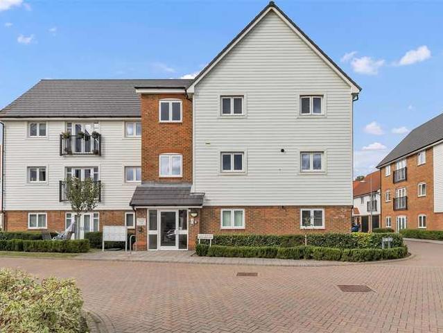 Flat for sale in Kilnwood Vale, Horsham