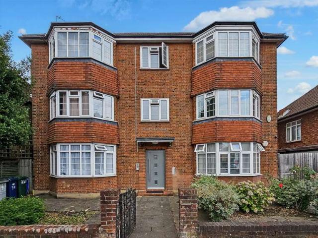 Flat for sale in North Finchley, Greater London