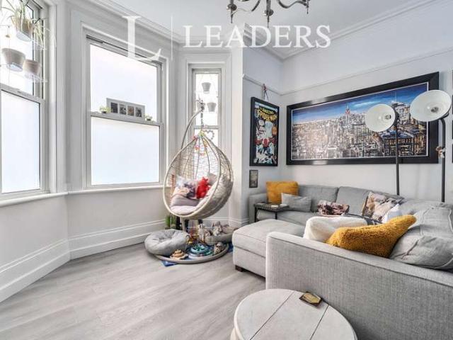 Flat for sale in Royal Wells Park, Tunbridge Wells