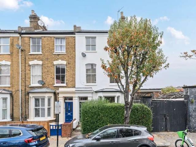 Flat for sale in Highbury, Greater London
