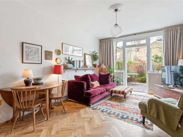 Flat for sale in Furzedown, Greater London