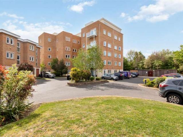 Flat for sale in London Borough of Merton, Raynes Park