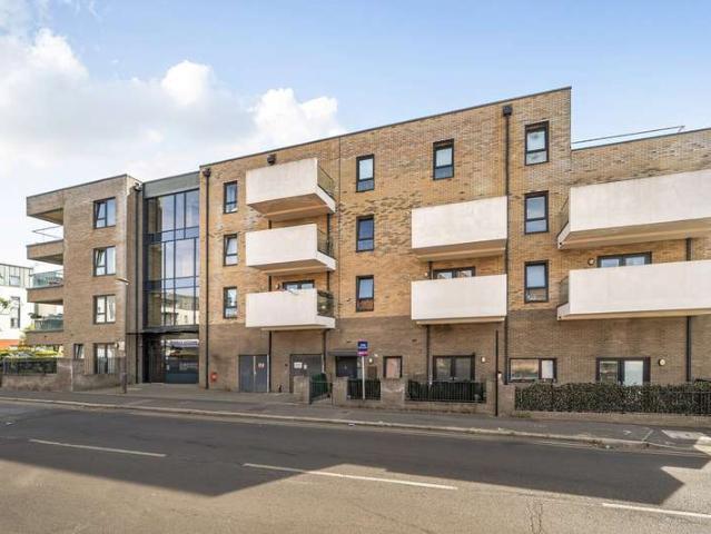 Flat for sale in Lane, Greater London
