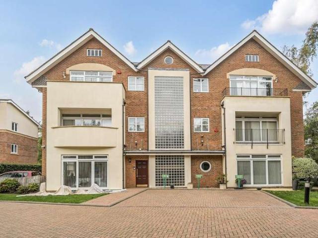 Flat for sale in Little Stanmore, Greater London