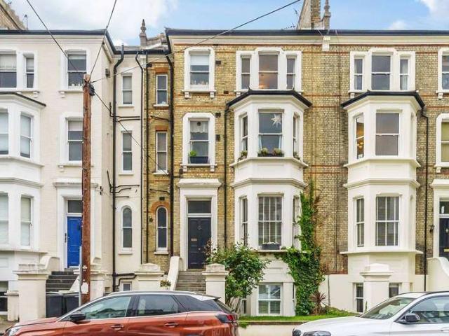 Flat for sale in Surbiton, Greater London