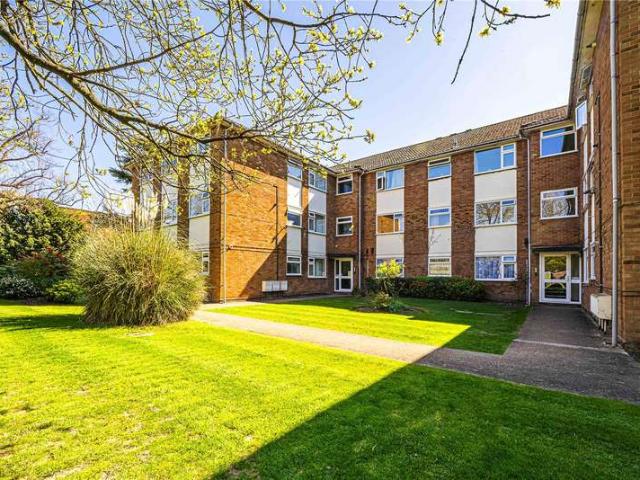 Flat for sale in Watford Heath, Watford