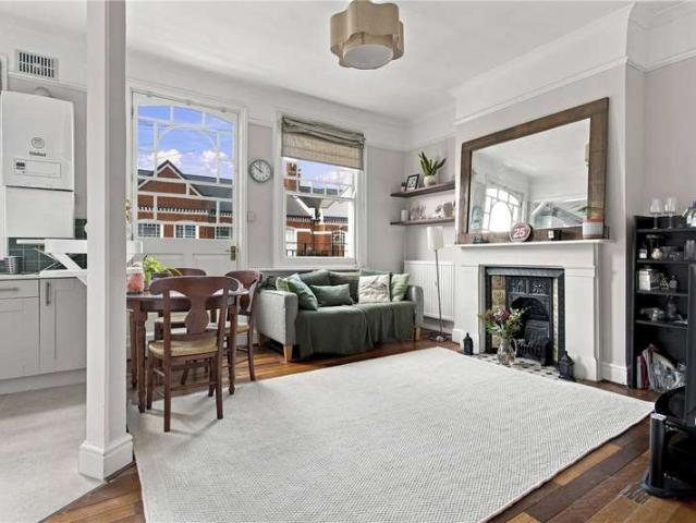 Flat for sale in Furzedown, Greater London